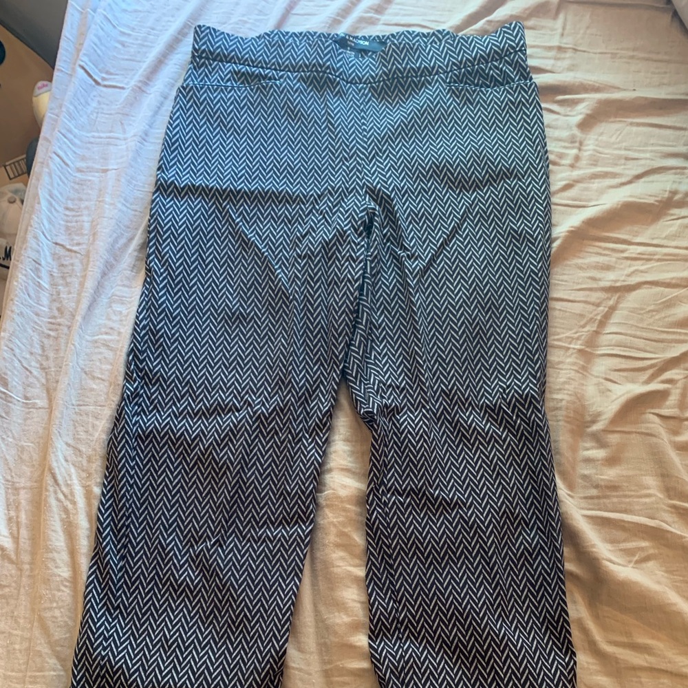 Women’s black and white zig zag pants